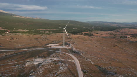 vista aérea de la turbina eólica en pie
