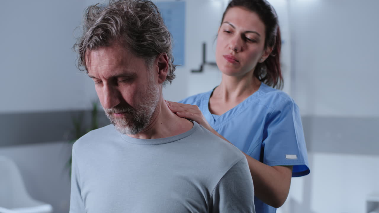 fisioterapeuta que trata la espalda de un paciente