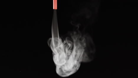 paja roja que produce humo