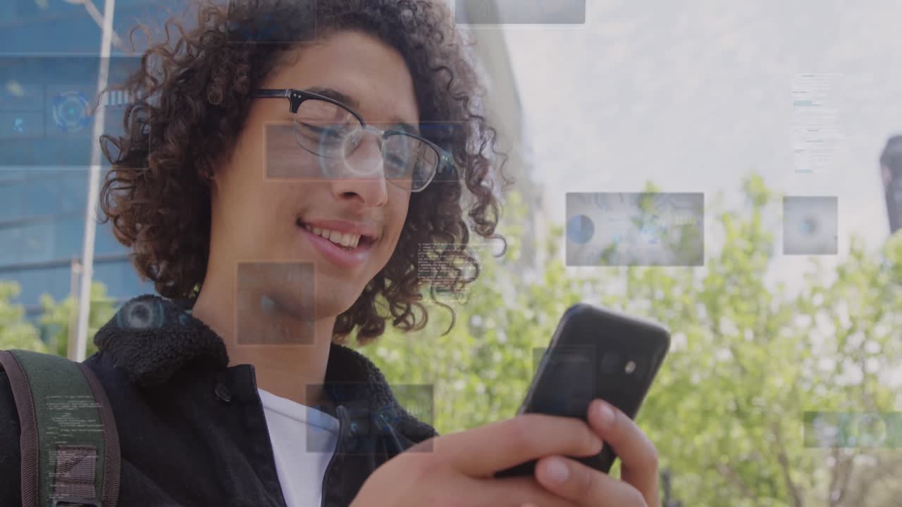 animación del procesamiento de datos sobre un hombre biracial usando un teléfono en una calle de la ciudad.