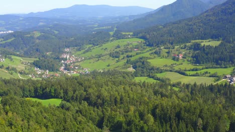 Vista-Panorámica-Montañas-Alpinas-Y-Bosques,-Volinjak