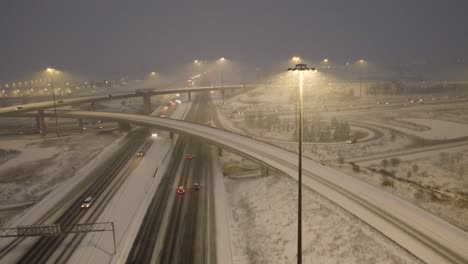 Autopista-Concurrida-En-Estados-Unidos-Durante-Una-Fuerte-Ventisca-De-Tormenta-De-Nieve