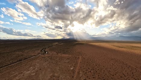 calma después de la tormenta con cache creek en el desierto de mojave lleno de agua en un raro diluvio - vista aérea