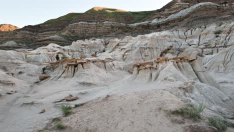 sendero hoodoos en drumheller alberta canadá