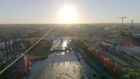 Schöner-Sonnenaufgang-Mit-Linseneffekt-I-35w-Interstate-Und-Mississippi-River