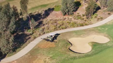 Vista-Aérea-Del-Mantenimiento-Del-Campo-De-Golf-Con-Equipo-De-Pulverización.