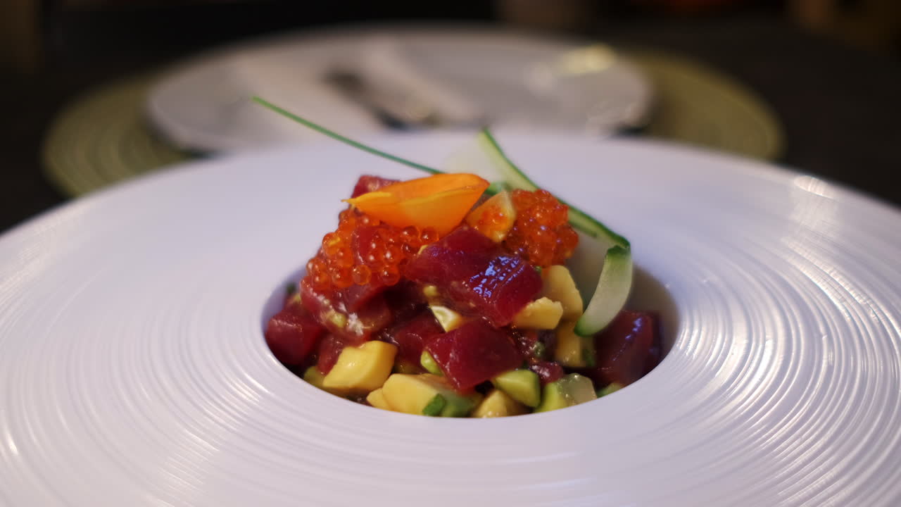 Camera zwenkt rond een prachtig opgemaakt Spaans dessert met allerlei soorten fruit