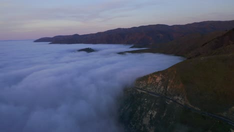 Drohnenaufnahmen-Von-Klippen-Der-Pazifischen-Küste-In-Der-Nähe-Von-Big-Sur-Und-Carmel-Highlands-Kalifornien-Während-Der-Meeresnebelschicht-Und-Des-Sonnenuntergangs