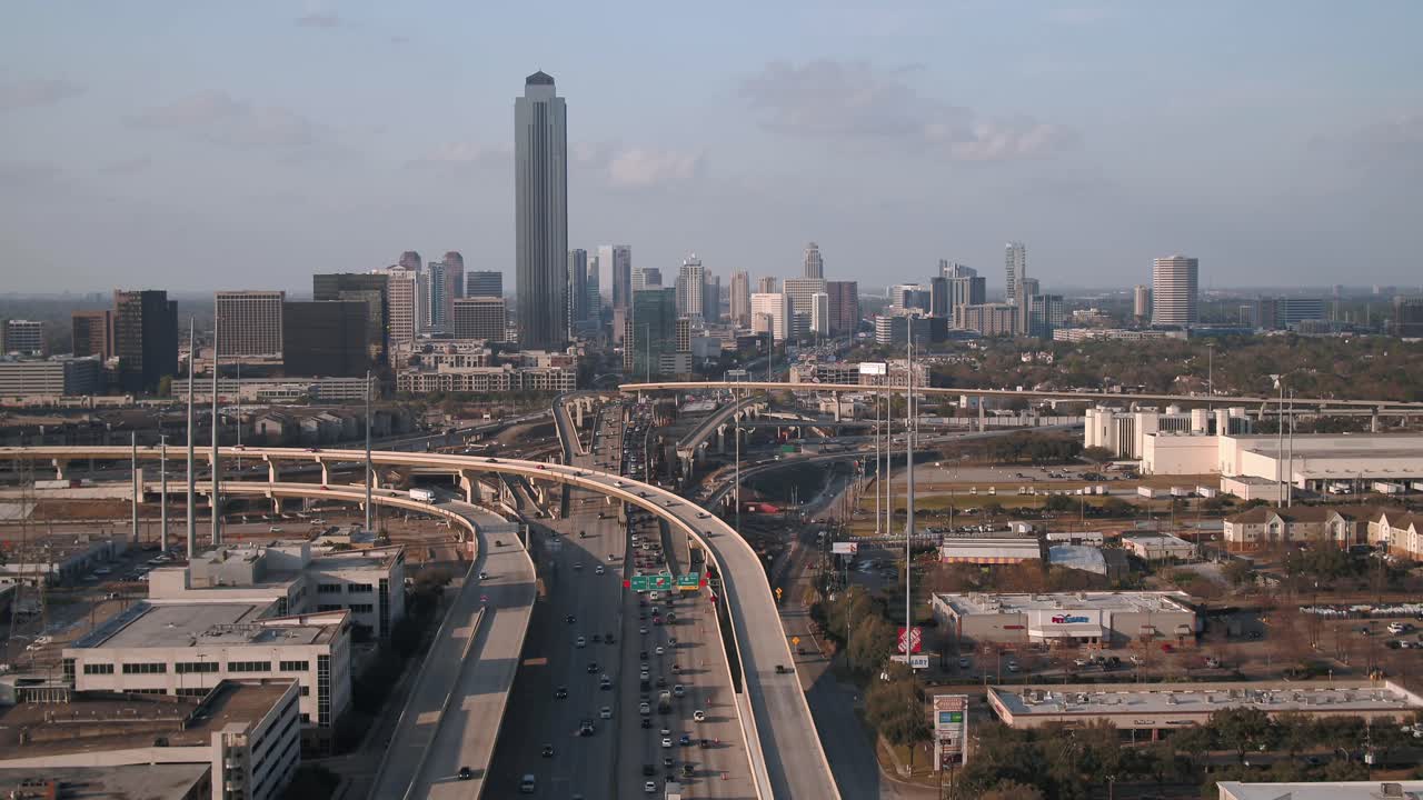 antena de autos en la autopista 610 sur en houston cerca del área del centro comercial galleria