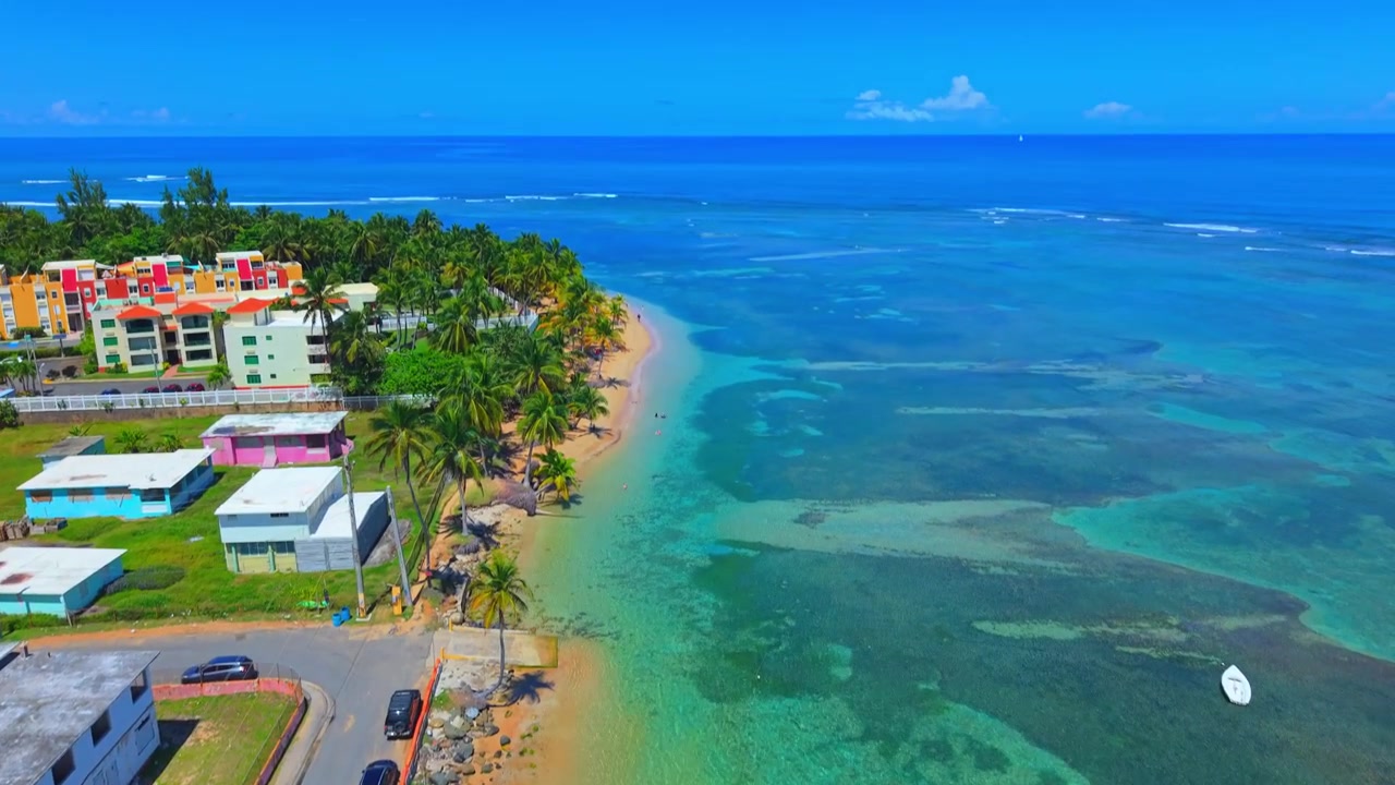 Vista aerea orbitale intorno alla costa della spiaggia tropicale di Playa Azul a Porto Rico.