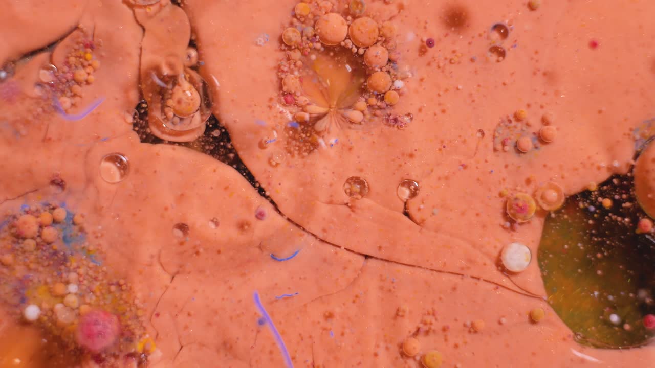 arte líquido abstracto con tonos naranja y rosa