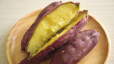 Grilled-or-baked-Japanese-sweet-potatoes-on-wood-plate---Japanese-food-style