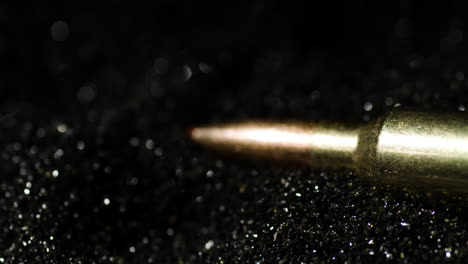 balas aerodinámicas de 6 mm de arco sobre granos brillantes de pólvora
