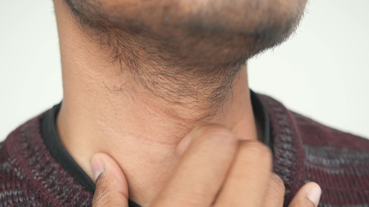 persona comprobando su garganta