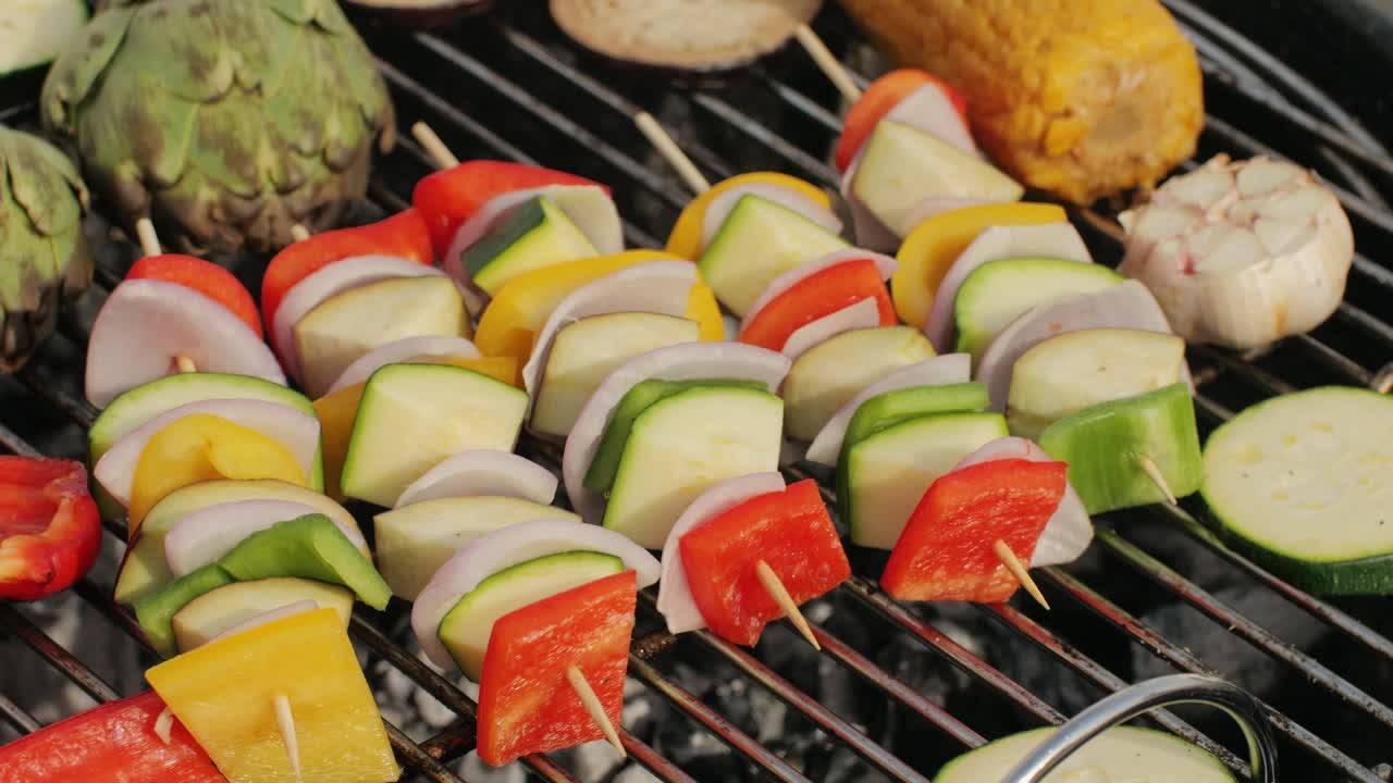 Skewers de vegetais grelhados em uma grelha de churrasco