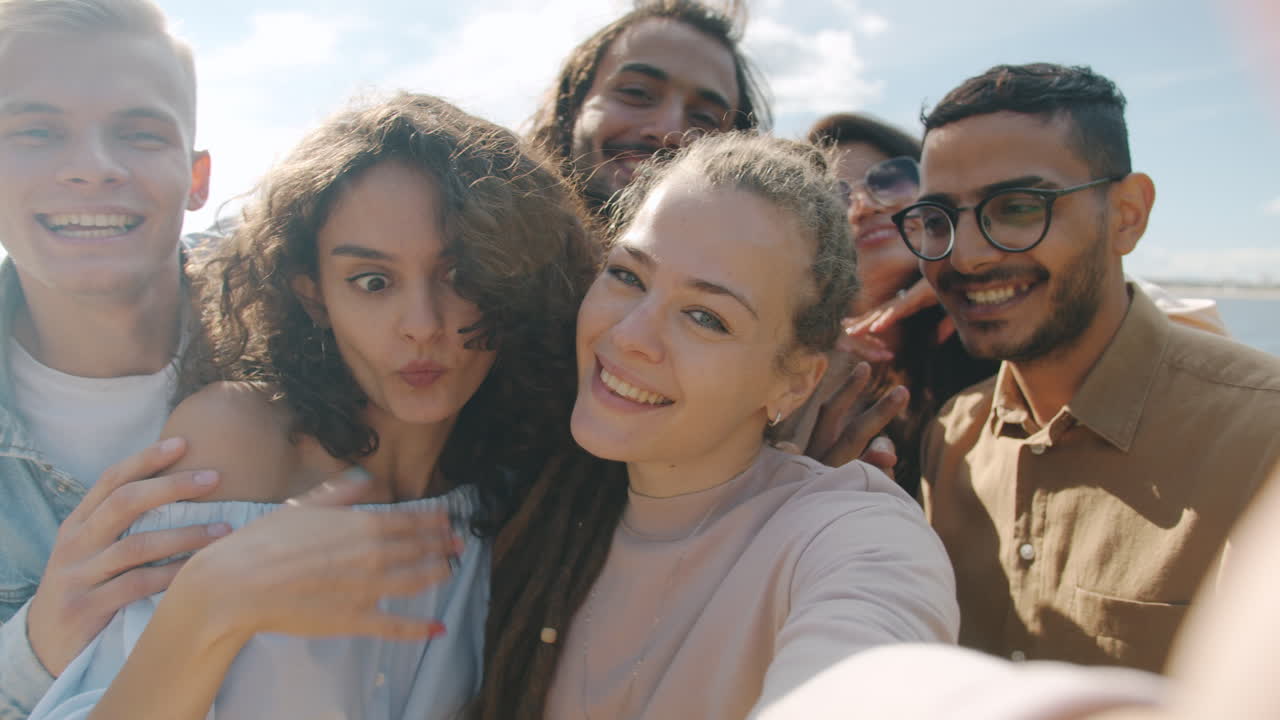 Un gruppo di amici che si fanno un selfie all'aperto