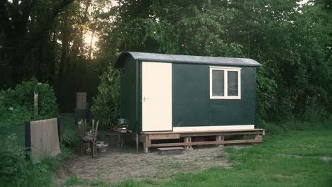 Kleines-Winziges-Haus,-Schuppengröße-In-Einem-Hof