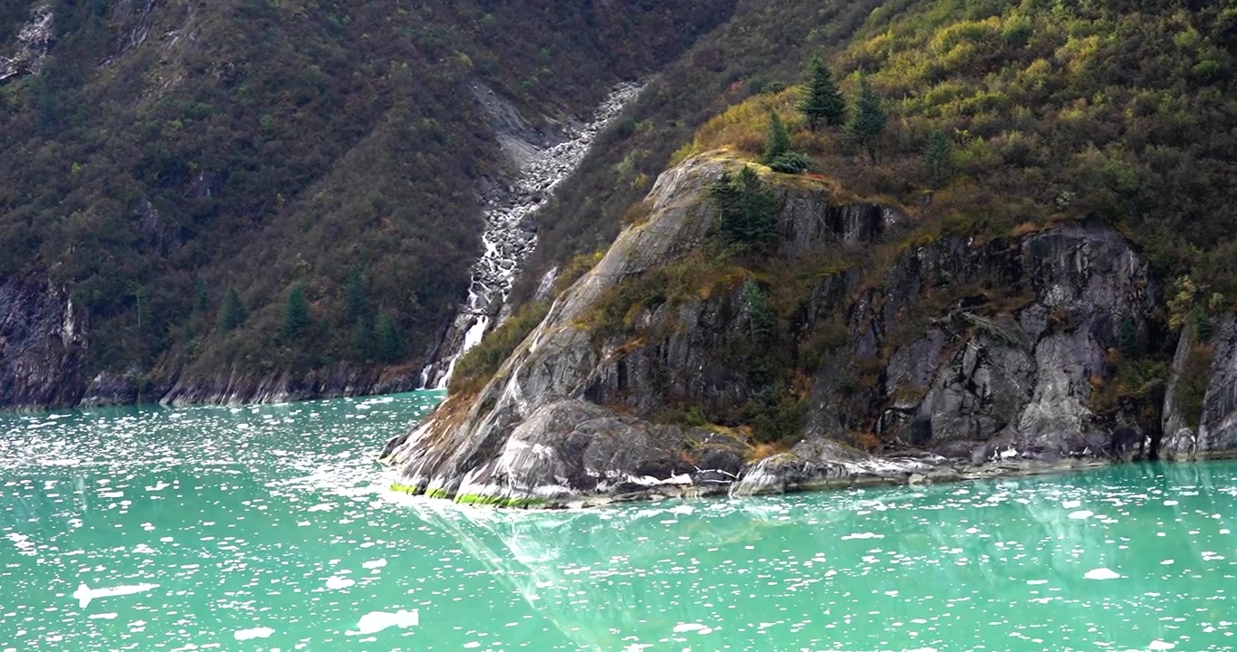 Foss som kommer til syne fra båt i Tracy Arm Fjord, Alaska