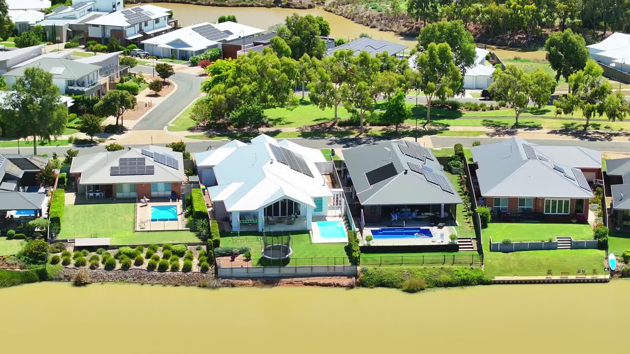 Homes with solar panels along in the Black Bull Golf Course Yarrawonga