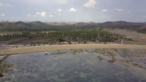 Einsames-Boot-In-Einem-Verlassenen-Kleinen-Dorf.-Wunderbare-Luftaufnahme.-Flug-Vorwärts-Fliegen.-Drohnenaufnahmen-Vom-Mandalika-Strand-In-Kuta-Lombok,-Indonesien.-2017.-Filmischer-Blick-Von-Oben.-Reiseführer-Von-Philipp-Marnitz