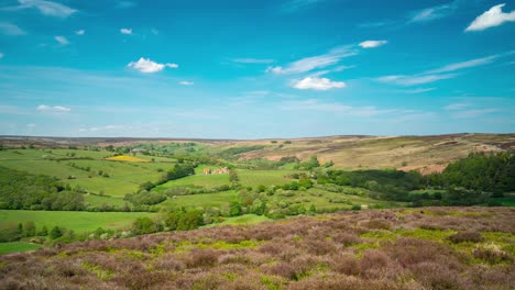 un lapso de tiempo mirando hacia westerdale desde castleton en el parque nacional de los páramos de york del norte, inglaterra