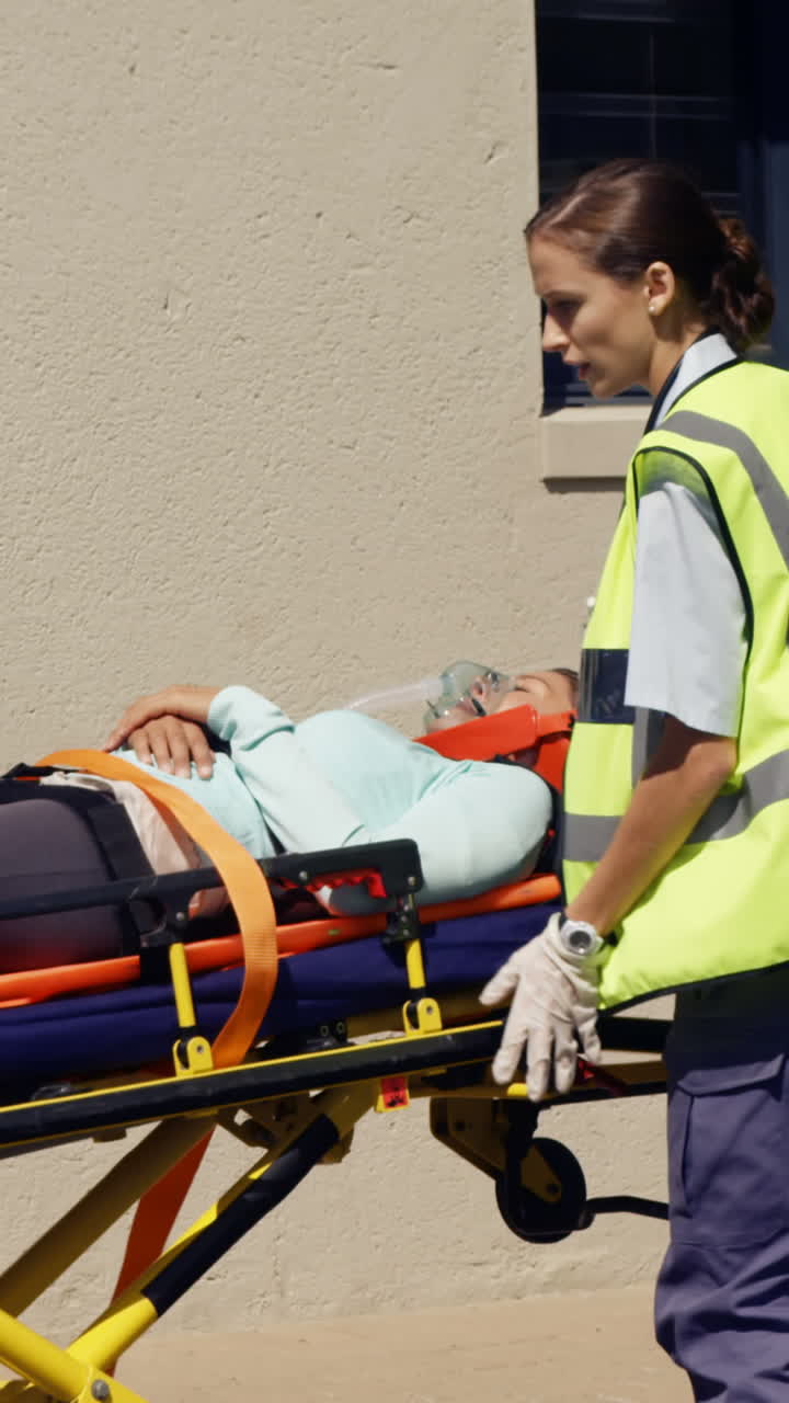 Ambulanceteam bærer den sårede kvinde