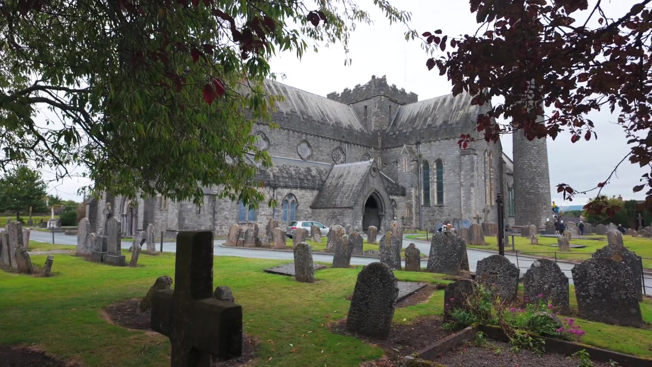Lugares Épicos de Irlanda: entrada a la Catedral de San Canice, Ciudad de Kilkenny, Irlanda, un edificio histórico e importante en Irlanda.