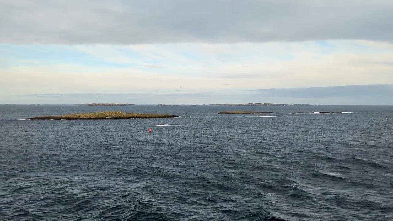 Felsige Inseln und Schären in der Norwegischen See von einem Kreuzfahrtschiff aus