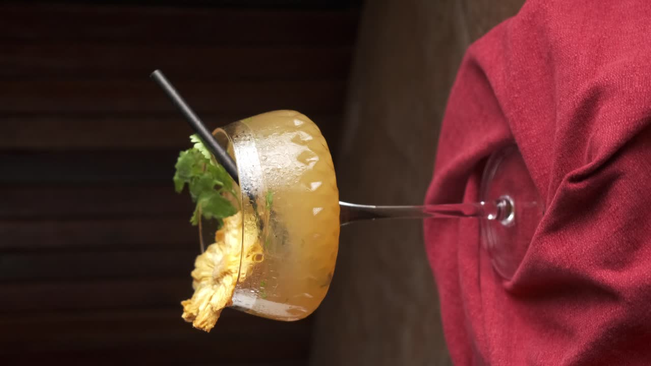 테이블 위에 회전하는 일반적인  ⁇ 테일의 초상화  ⁇