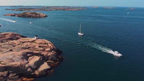 Die-Wunderbare-Natur-In-Schweden-Mit-Blauem-Ruhigem-Ozean-Und-Klarem-Blauem-Himmel-Darüber---Luftaufnahme