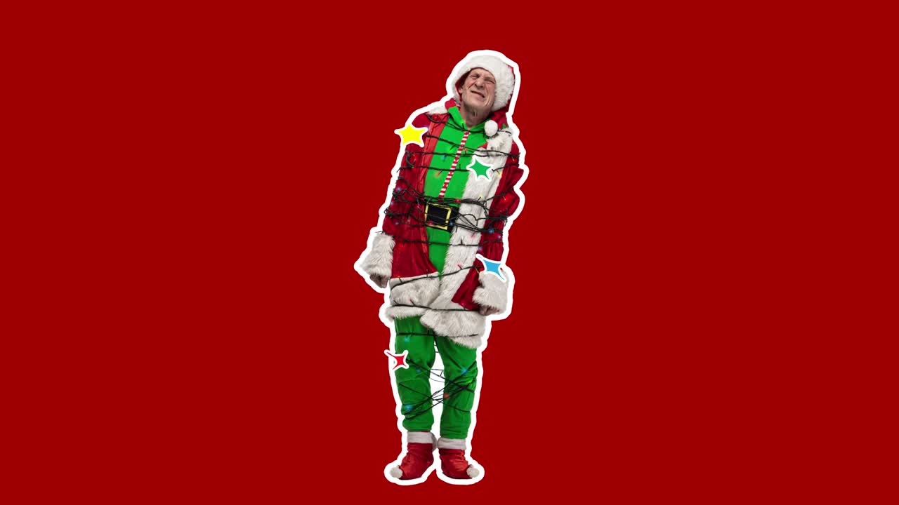 Buon Natale, Anno Nuovo. Design stop motion, animazione artistica. Uomo nei panni di un Babbo Natale atipico in una ghirlanda festiva su sfondo rosso. Artcollage 4k divertente, moderno, concettuale, contemporaneo e luminoso. Concetto di festa.