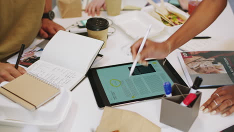 manos, tableta y trabajo en equipo con un equipo trabajando