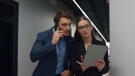 ceo de la compañía llamando a los inversores comprobando el informe corporativo en la tableta.