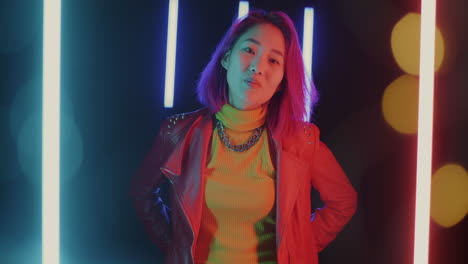 mujer elegante con luces de neón