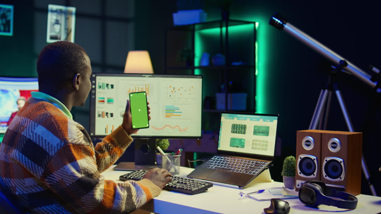 hombre que trabaja desde casa