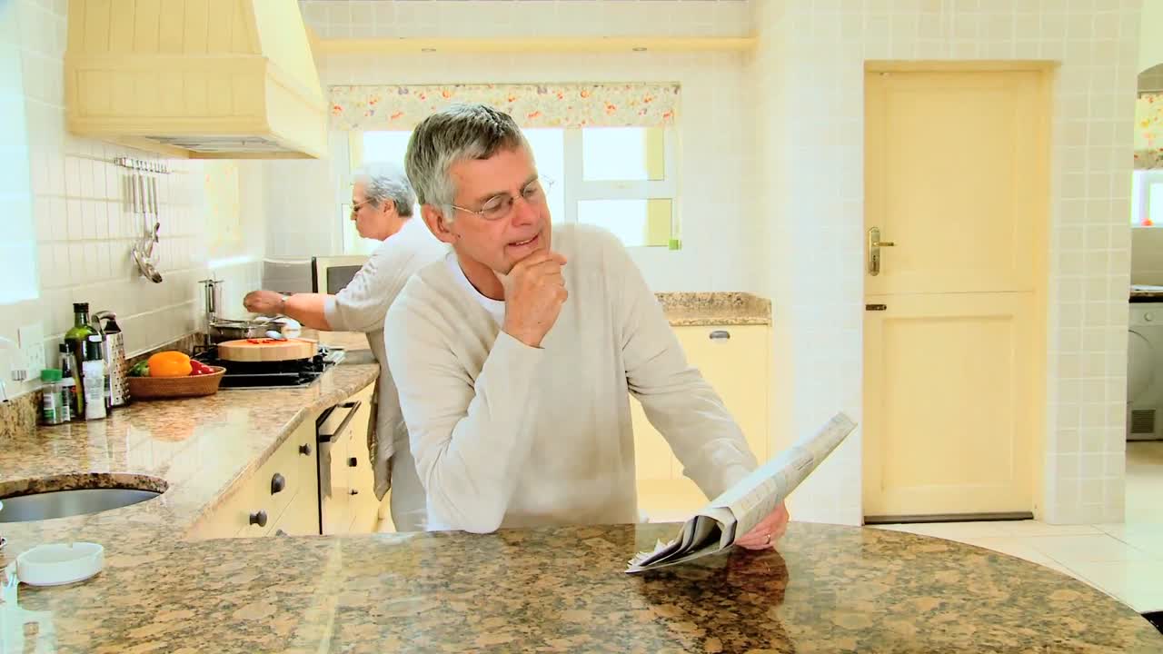 hombre maduro leyendo un periódico