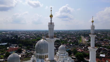 Drone-view-of-tower-of-Sheikh-Zayed-Al-Nahyan-Grand-Mosque,-Solo,-Central-Java,-Indonesia