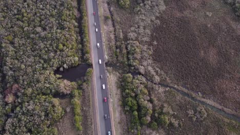 toma aérea de arriba hacia abajo del atasco de tráfico en una carretera rural en uruguay - toma aérea de sobrevuelo
