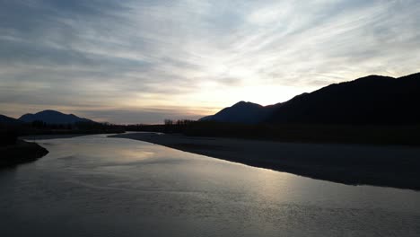 Fluss,-Ufer-Mit-Bäumen-Und-Bergen-Bei-Sonnenuntergang