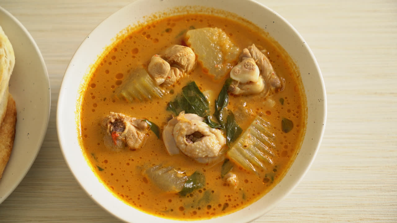 sopa de pollo al curry con roti o naan con pollo tikka masala - estilo de comida asiática