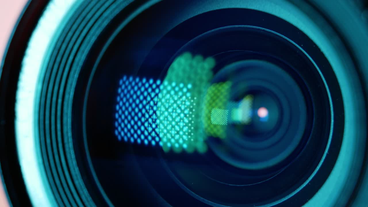 sistema óptico de la lente de la cámara. video macro. juego de luces y sombras. movimiento suave