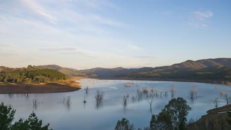 Lapso-De-Tiempo-Cerca-De-La-Puesta-De-Sol-Sobre-El-Lago-Eildon-Cerca-De-Mansfield,-Victoria,-Australia,-Junio-De-2019