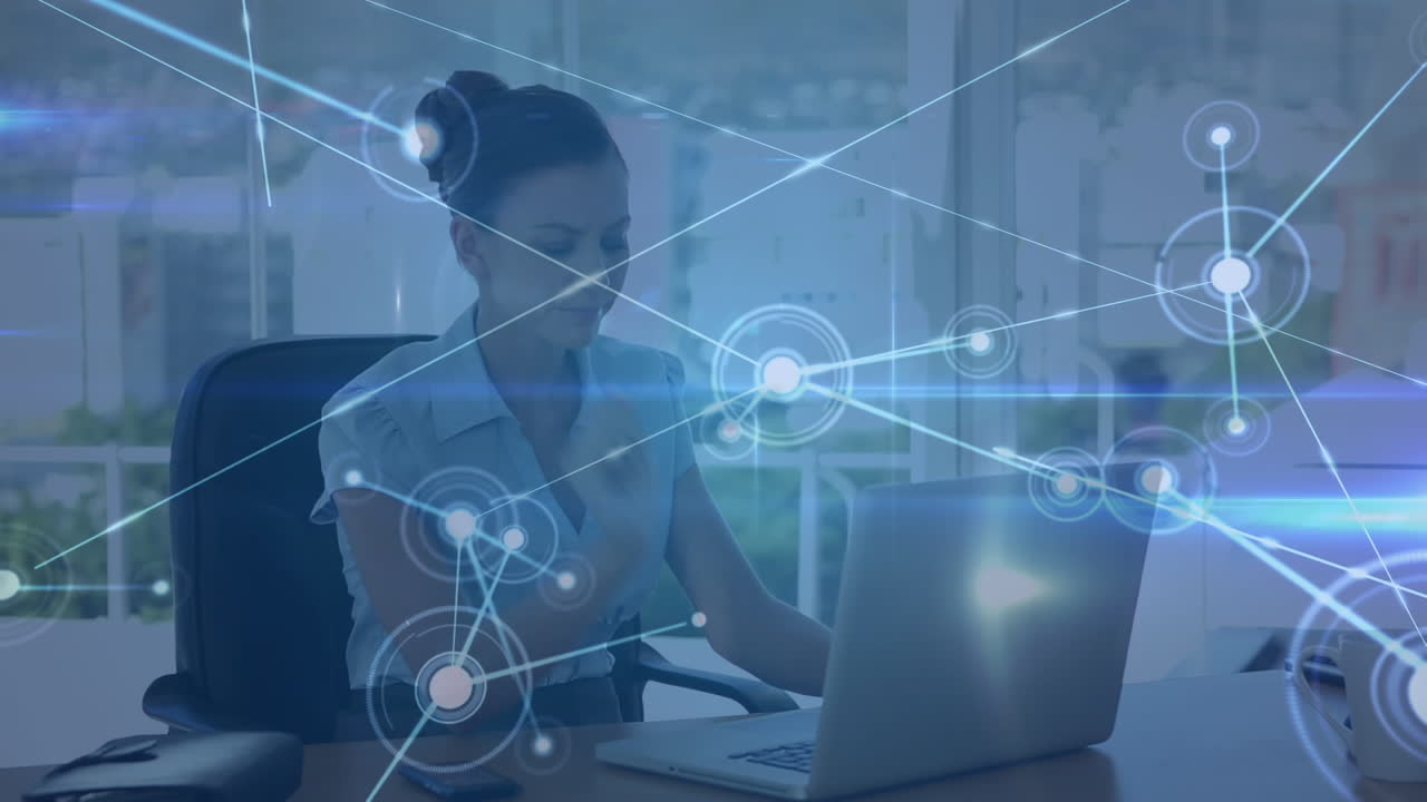 animación de la red de conexiones sobre un hombre de negocios caucásico trabajando en una computadora portátil