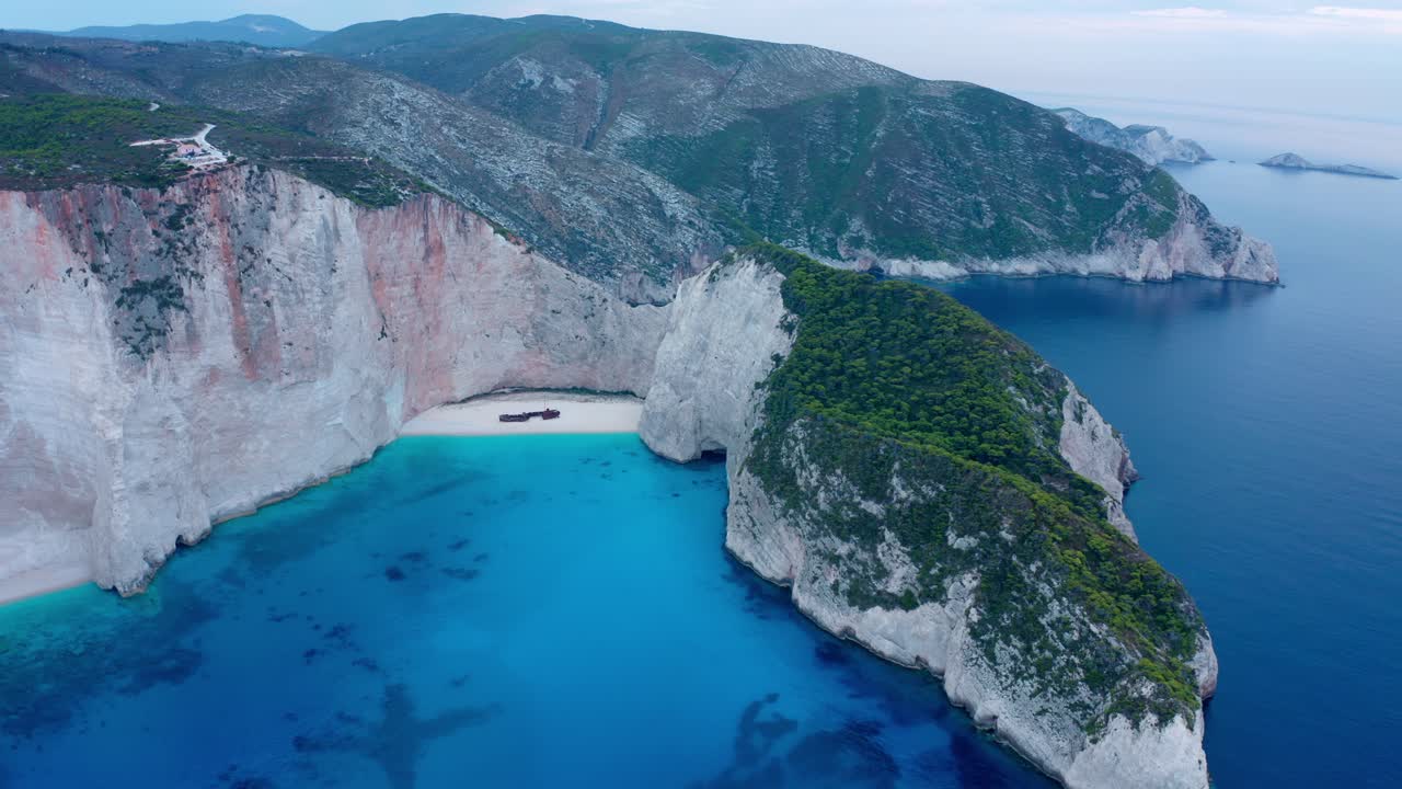 isla exótica con naufragio en una antena de playa