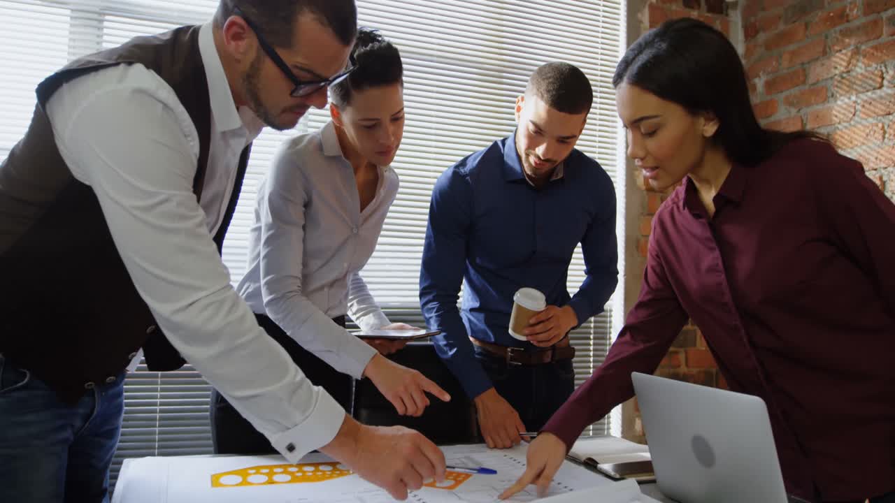 ejecutivos discutiendo sobre el proyecto en la sala de conferencias 4k