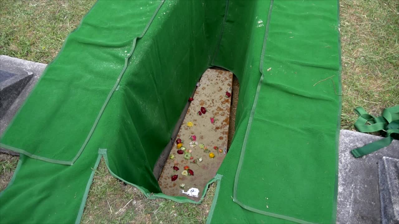 영구차나 예배당에 있는 장례식 관의 클로즈업 샷 또는 묘지의 매장