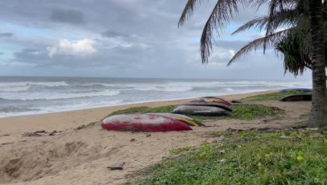 Kajaks-Auf-Einem-Leeren-Strand-Tampina-Madagaskar