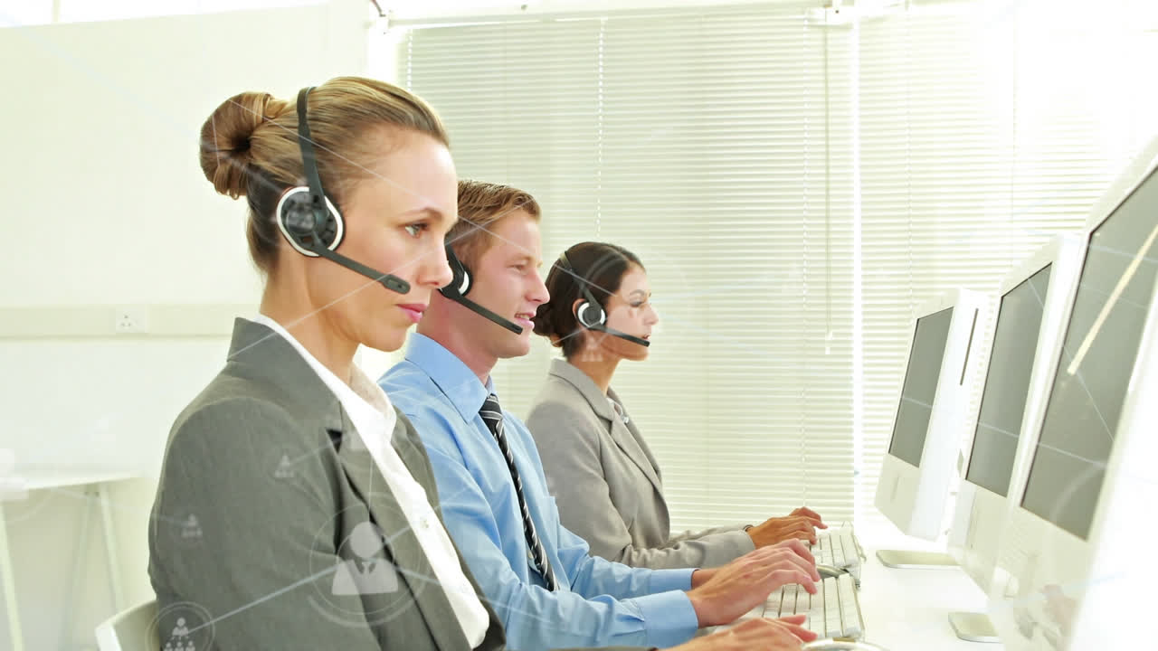 animación de la red de conexiones a través de personas de negocios que usan auriculares telefónicos