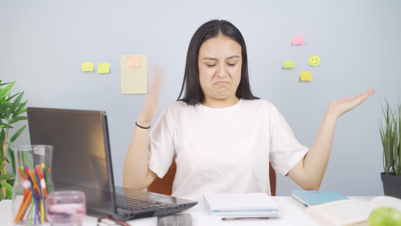 ⁇ 새나는 여자 학생.