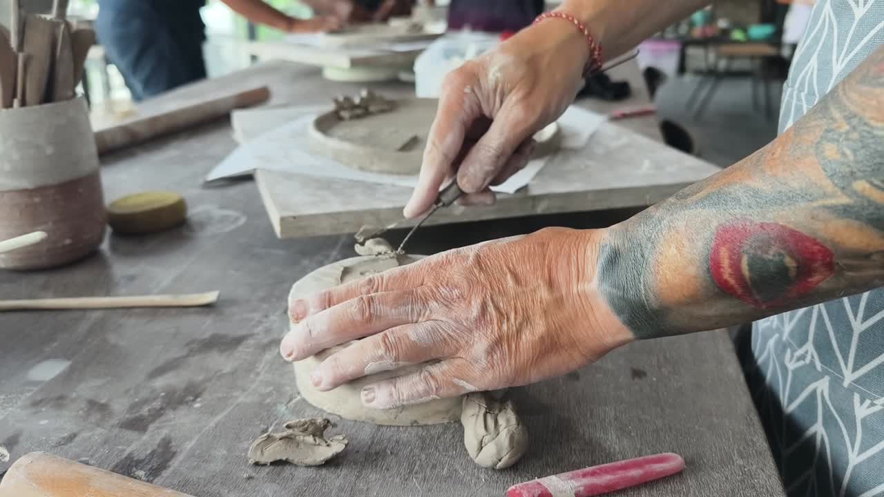 Primo piano di mani che modellano l'argilla in un laboratorio di ceramica